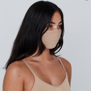 SKIMS Seamless Face Mask in Clay